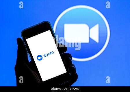 Spanien. April 2021. In dieser Abbildung wird eine Zoom-App auf einem Smartphone mit dem Zoom-Logo im Hintergrund angezeigt. (Foto von Thiago Prudencio/SOPA Images/Sipa USA) Quelle: SIPA USA/Alamy Live News Stockfoto