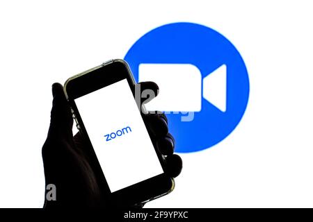 Spanien. April 2021. In dieser Abbildung wird eine Zoom-App auf einem Smartphone mit dem Zoom-Logo im Hintergrund angezeigt. (Foto von Thiago Prudencio/SOPA Images/Sipa USA) Quelle: SIPA USA/Alamy Live News Stockfoto