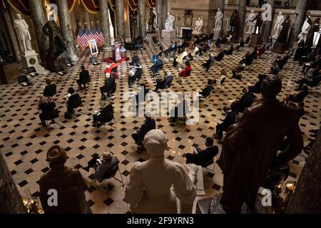 Die Gesetzgeber nehmen am 21. April 2021 an einer Zeremonie Teil, bei der das Leben des verstorbenen Kongressabgeordneten Alcee L. Hastings, D-Florida, in der Statuarhalle des Kapitols in Washington DC geehrt wird. (Foto von Anna Moneymaker/Pool/Sipa USA) Stockfoto