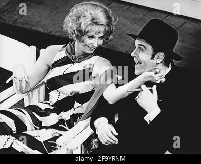 Marian Montgomery (Reno Sweeney), Michael Segal (Moonface Martin) in ANYTHING GOES at the Saville Theatre, London WC2 18/11/1969 Musik und Texte: Cole Porter Buch: Howard Lindsay & Russell Crouse Bühnenbild: John Stoddart Kostüme: Helen Coles Beleuchtung: Michael Saddington Regie und Choreografie: Malcolm Clare Stockfoto