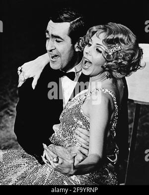 Michael Malnick (Sir Evelyn Oakleigh), Marian Montgomery (Reno Sweeney) in ANYTHING GOES at the Saville Theatre, London WC2 18/11/1969 Musik und Texte: Cole Porter Buch: Howard Lindsay & Russell Crouse Bühnenbild: John Stoddart Kostüme: Helen Coles Beleuchtung: Michael Saddington Regie und Choreografie: Malcolm Clare Stockfoto