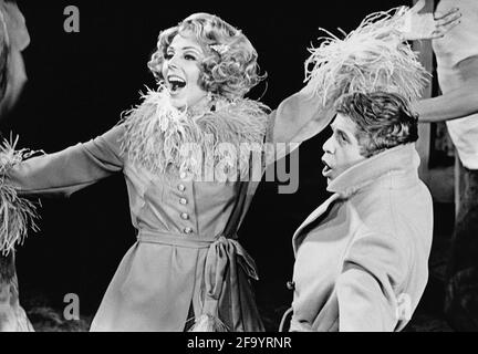 Marian Montgomery (Reno Sweeney), James Kenney (Billy Crocker) in ANYTHING GOES at the Saville Theatre, London WC2 18/11/1969 Musik und Texte: Cole Porter Buch: Howard Lindsay & Russell Crouse Bühnenbild: John Stoddart Kostüme: Helen Coles Beleuchtung: Michael Saddington Regie und Choreografie: Malcolm Clare Stockfoto