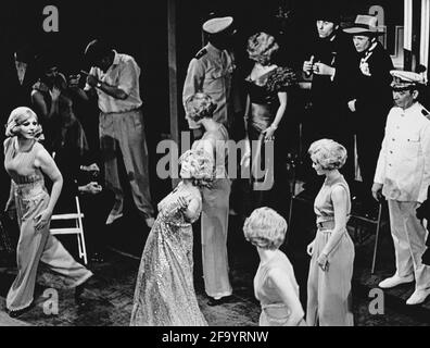 Front Center: Marian Montgomery (Reno Sweeney) in ANYTHING GOES at the Saville Theatre, London WC2 18/11/1969 Musik und Texte: Cole Porter Buch: Howard Lindsay & Russell Crouse Bühnenbild: John Stoddart Kostüme: Helen Coles Beleuchtung: Michael Saddington Regie und Choreografie: Malcolm Clare Stockfoto