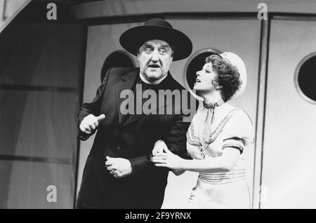 Bernard Cribbins (Moonface Martin), Elaine Paige (Reno Sweeney) in ANYTHING GOES at the Prince Edward Theatre, London W1 04/07/1989 A Lincoln Center Production Music & Lyrics: Cole Porter Originalbuch: P. G. Wodehouse & Guy Bolton neues Buch: Timothy Crouse, John Weidman, Howard Lindsay & Russel Crouse Design: Tony Walton Beleuchtung: Paul Gallo Choreographie: Michael Smuin Regie: Jerry Zaks Stockfoto