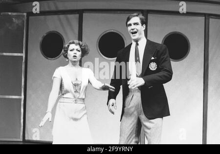 Elaine Paige (Reno Sweeney), Howard McGillin (Billy Crocker) in ANYTHING GOES at the Prince Edward Theatre, London W1 04/07/1989 A Lincoln Center Production Music & Lyrics: Cole Porter Originalbuch: P. G. Wodehouse & Guy Bolton neues Buch: Timothy Crouse, John Weidman, Howard Lindsay & Russel Crouse Design: Tony Walton Beleuchtung: Paul Gallo Choreographie: Michael Smuin Regie: Jerry Zaks Stockfoto