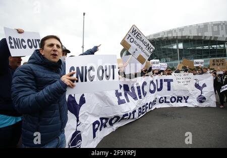 Tottenham Hotspur Stadium, London, Großbritannien. April 2021. Tottenham-Fans versammeln sich vor ihrem Heimspiel gegen Southampton draußen, um gegen die Tottenham-Besitzer zu protestieren, die der vorgeschlagenen Europäischen Super League beigetreten sind, bevor sie ihren Antrag aufgrund des Drucks von außen zurückziehen, der im Tottenham Hotspur Stadium in London abgebildet ist. Bilddatum: 21. April 2021. Bildnachweis sollte lauten: David Klein/Sportimage Kredit: Sportimage/Alamy Live News Stockfoto