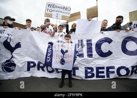 Tottenham Hotspur Stadium, London, Großbritannien. April 2021. Tottenham-Fans versammeln sich vor ihrem Heimspiel gegen Southampton draußen, um gegen die Tottenham-Besitzer zu protestieren, die der vorgeschlagenen Europäischen Super League beigetreten sind, bevor sie ihren Antrag aufgrund des Drucks von außen zurückziehen, der im Tottenham Hotspur Stadium in London abgebildet ist. Bilddatum: 21. April 2021. Bildnachweis sollte lauten: David Klein/Sportimage Kredit: Sportimage/Alamy Live News Stockfoto