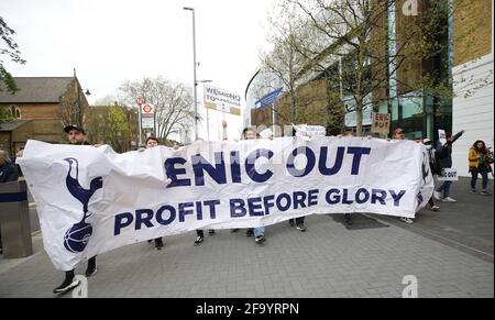 Tottenham Hotspur Stadium, London, Großbritannien. April 2021. Tottenham-Fans versammeln sich vor ihrem Heimspiel gegen Southampton draußen, um gegen die Tottenham-Besitzer zu protestieren, die der vorgeschlagenen Europäischen Super League beigetreten sind, bevor sie ihren Antrag aufgrund des Drucks von außen zurückziehen, der im Tottenham Hotspur Stadium in London abgebildet ist. Bilddatum: 21. April 2021. Bildnachweis sollte lauten: David Klein/Sportimage Kredit: Sportimage/Alamy Live News Stockfoto