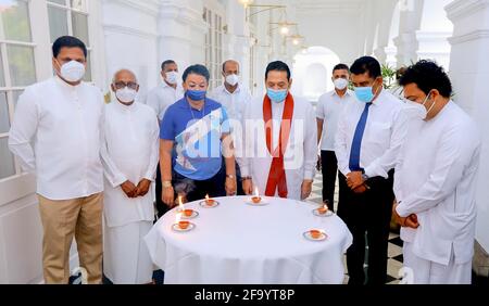 (210421) -- COLOMBO, 21. April 2021 (Xinhua) -- der srilankische Premierminister Mahinda Rajapaksa (3. R, Front) gedenkt des zweiten Jahrestages der Terroranschläge am Ostersonntag, um an alle Opfer zu erinnern, die bei den Selbstmordanschlägen im Jahr 2019 in seiner offiziellen Residenz in Colombo, Sri Lanka, am 21. April 2021 getötet wurden. (Büro des Premierministers/Handout über Xinhua) Stockfoto