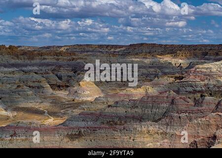 Badlands Canyon, der das Naturgebiet Angels Peak in san juan umgibt die grafschaft New mexico zeigt Sandsteinfarben, wenn das Wetter erodiert Oberfläche Stockfoto