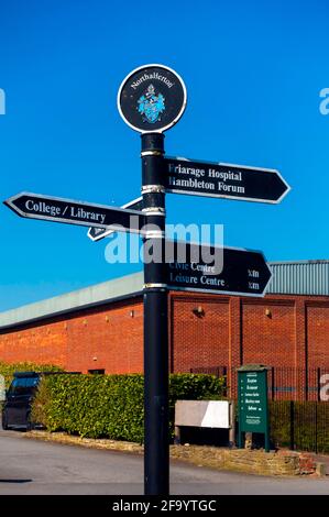 Ein Wegweiser in der Nähe der Laufbänder in Northallerton North Yorkshire zeigt Wegbeschreibungen zu verschiedenen Attraktionen Stockfoto