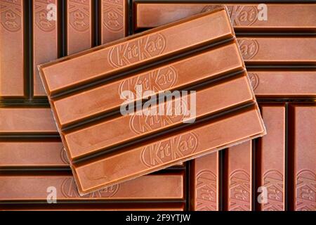 Tambow, Russische Föderation - 19. März 2021 fünf KitKat-Schokoriegel. Vollformat. Stockfoto