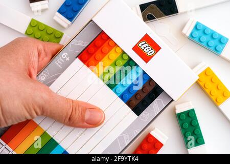 Tambow, Russische Föderation - 18. November 2020 Lego-Box mit farbigen Gel-Stifte in der Frau Hand. Stockfoto