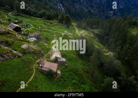 Kleine Gebäude hoch in den schönen Alpen Stockfoto