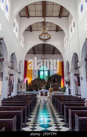 JUAYUA, EL SALVADOR - 2. APRIL 2016: Innenraum einer Kirche im Dorf Juayua, El Salvador Stockfoto