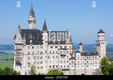 Nahaufnahme Schloss Neuschwanstein auf einem Hügel im Sommer bei Schwanstein, Bayern, Deutschland, April 2020 Stockfoto