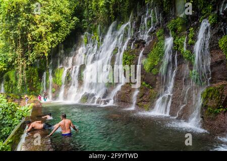 JUAYUA, EL SALVADOR - 3. APRIL 2016: Baden in Chorros de la Calera, Wasserfällen in der Nähe des Dorfes Juayua, El Salvador Stockfoto