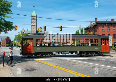 New Orleans Streetcar #966 im National Streetcar Museum auf der Dutton Street in Downtown Lowell, Massachusetts, MA, USA. Stockfoto