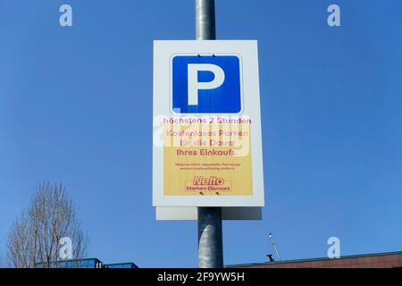 Kostenloser Parkplatz, Supermarkt netto Stockfoto