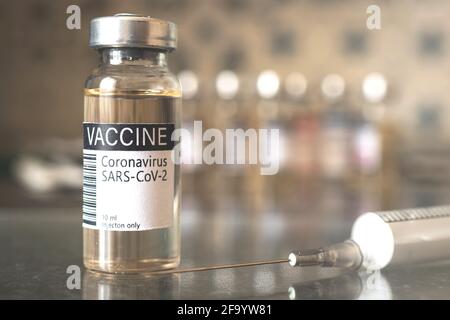 Coronavirus COVID-19 Impfstofffläschchen Etikett Nahaufnahme mit Spritze, medizinischer Hintergrund, Foto des Impfstoffentwicklungs- und Herstellungsprozesses Stockfoto