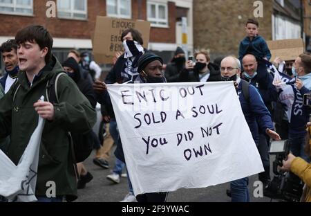 Tottenham Hotspur Stadium, London, Großbritannien. April 2021. Tottenham-Fans versammeln sich vor ihrem Heimspiel gegen Southampton draußen, um gegen die Tottenham-Besitzer zu protestieren, die der vorgeschlagenen Europäischen Super League beigetreten sind, bevor sie ihren Antrag aufgrund des Drucks von außen zurückziehen, der im Tottenham Hotspur Stadium in London abgebildet ist. Bilddatum: 21. April 2021. Bildnachweis sollte lauten: David Klein/Sportimage Stockfoto