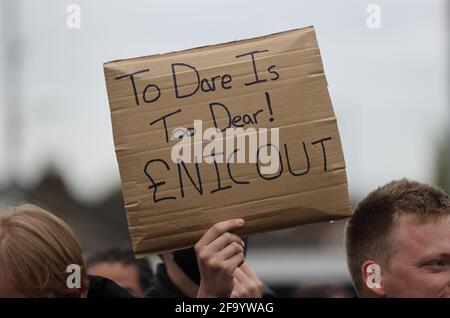 Tottenham Hotspur Stadium, London, Großbritannien. April 2021. Tottenham-Fans versammeln sich vor ihrem Heimspiel gegen Southampton draußen, um gegen die Tottenham-Besitzer zu protestieren, die der vorgeschlagenen Europäischen Super League beigetreten sind, bevor sie ihren Antrag aufgrund des Drucks von außen zurückziehen, der im Tottenham Hotspur Stadium in London abgebildet ist. Bilddatum: 21. April 2021. Bildnachweis sollte lauten: David Klein/Sportimage Stockfoto