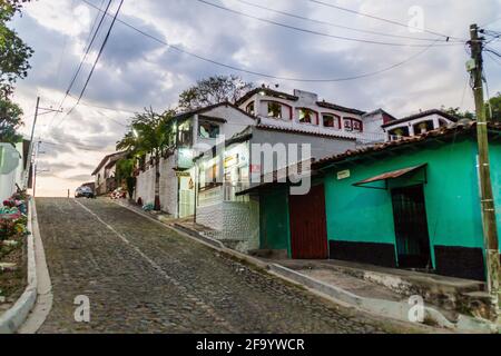 SUCHITOTO, EL SALVADOR - 7. APRIL 2016: Gepflasterte Straße in Suchitoto, El Salvador Stockfoto