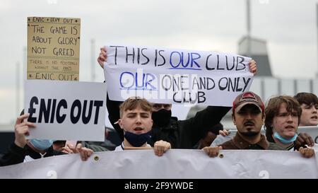 Tottenham Hotspur Stadium, London, Großbritannien. April 2021. Tottenham-Fans versammeln sich vor ihrem Heimspiel gegen Southampton draußen, um gegen die Tottenham-Besitzer zu protestieren, die der vorgeschlagenen Europäischen Super League beigetreten sind, bevor sie ihren Antrag aufgrund des Drucks von außen zurückziehen, der im Tottenham Hotspur Stadium in London abgebildet ist. Bilddatum: 21. April 2021. Bildnachweis sollte lauten: David Klein/Sportimage Stockfoto