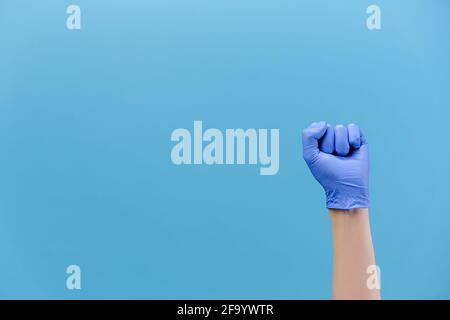 Nahaufnahme der männlichen Hand in medizinischen Schutz Latexhandschuhe klopfen klopfen Klopfen auf Kamera, isoliert auf blauem Studio-Hintergrund mit Kopierraum Stockfoto