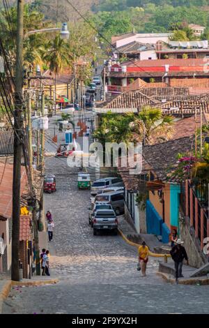COPAN RUINAS, HONDURAS - 12. APRIL 2016: Gepflasterte Straßen im Dorf Copan Ruinas Stockfoto