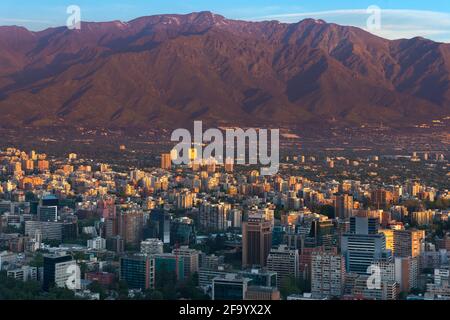 Panoramablick auf Providencia mit dem Los Andes Gebirge in Santiago de Chile, Südamerika Stockfoto