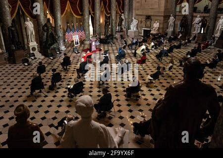 Die Gesetzgeber nehmen am 21. April 2021 an einer Zeremonie Teil, bei der das Leben des verstorbenen Kongressabgeordneten Alcee L. Hastings, D-Florida, in der Statuarhalle des Kapitols in Washington DC geehrt wird. Stockfoto