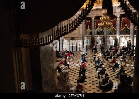 Die Gesetzgeber nehmen am 21. April 2021 an einer Zeremonie Teil, bei der das Leben des verstorbenen Kongressabgeordneten Alcee L. Hastings, D-Florida, in der Statuarhalle des Kapitols in Washington DC geehrt wird. Stockfoto