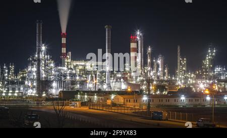 Langzeitbelichtung nightshot der Rohölraffinerie Schwechat, Niederösterreich Stockfoto