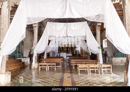 SAN MANUEL DE COLOHETE, HONDURAS - 15. APRIL 2016: Innenraum einer alten Kolonialkirche in San Manuel Stockfoto