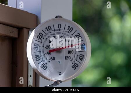 Thermometer für den Außenbereich für den Heimgebrauch, das auf hohe Sommertemperaturen hinweist. Stockfoto