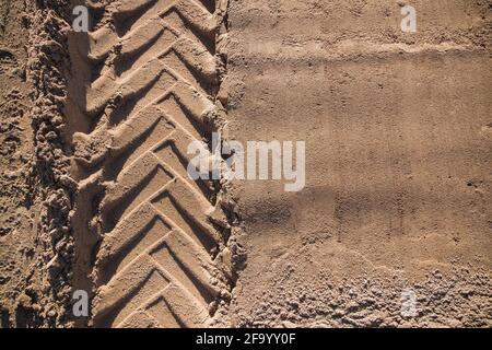 Sand mit Traktorrad-Profil auf ihm für Ihre Kreativität Oder Desktop-Hintergrund Stockfoto