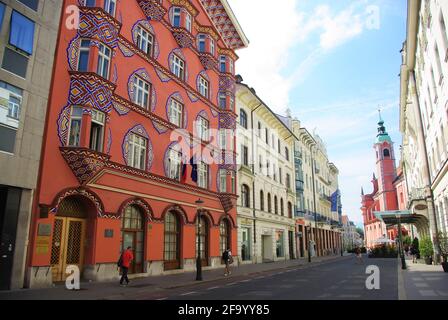 Schöne Architektur im Stil der Secessionisten, Blick auf die Straße des Vurnik-Hauses, ehemaliges Gebäude der Genossenschaftsbank, Ljubljana, Slowenien Stockfoto