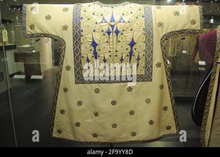 Fabelhaftes Jugendstil-Design des Umhangs des katholischen Priesters, der Chasuble, getragen bei der Feier der Messe. Stockfoto