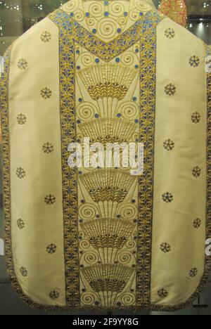 Geometrisches Jugendstil-Design des Umhangs des katholischen Priesters, der Chasuble, getragen bei der Feier der Messe. Stockfoto