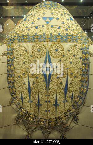 Jugendstil-Design des katholischen Priesterumhangs, der Chasuble, getragen bei der Feier der Messe, Kloster Klosterneuburg, Österreich Stockfoto