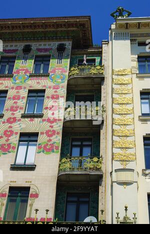 Schönes Jugendstildesign Majolikahaus Nr. 40 & Medaillon Haus Nr.38 Linke Wienzeil, Wohnungen von Otto Wagner, Wien, Österreich Stockfoto