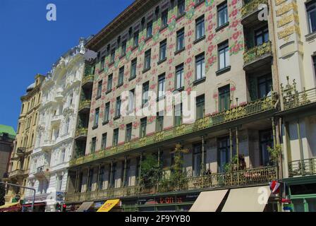 Blick in die schönen Majolikahaus-Apartments im Jugendstil von Otto Wagner, Wien, Österreich Stockfoto