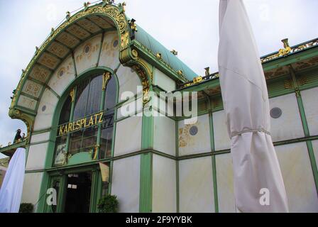 Klassischer Eingang zum Jugendstil-Bahnhof, entworfen von Otto Wagner, Karlsplatz, Wien, Österreich Stockfoto