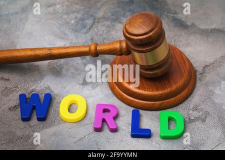Richter Gavel und Briefe aus Kunststoff auf dem Tisch, Welt Konzept. Stockfoto