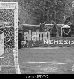 Delhi, Indien - Juli 19 2019: Fußballspieler der lokalen Fußballmannschaft während des Spiels in der regionalen Derby-Meisterschaft auf einem schlechten Fußballplatz. Heißer Moment des Fußes Stockfoto