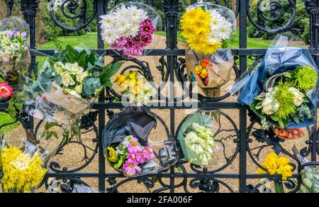 Einige der Blumen, die von der Öffentlichkeit in Sandringham hinterlassen wurden Haus während der öffentlichen Trauer nach dem Tod Des Herzogs von Edinburgh Stockfoto