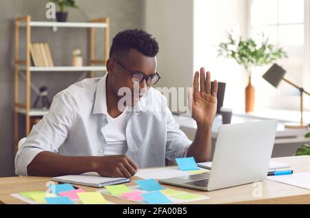Portrait fröhlich schwarzen Mann hat Videoanruf auf Laptop-Computer Vom Heimbüro Stockfoto