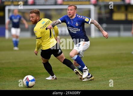 HARROGATE, ENGLAND. APRIL. Oldham Athletic's Nicky Adams tuselt mit George Thomson von Harrogate Town während des Sky Bet League 2-Spiels zwischen Harrogate Town und Oldham Athletic in Wetherby Road, Harrogate am Dienstag, den 20. April 2021. (Kredit: Eddie Garvey) Kredit: MI Nachrichten & Sport /Alamy Live Nachrichten Stockfoto