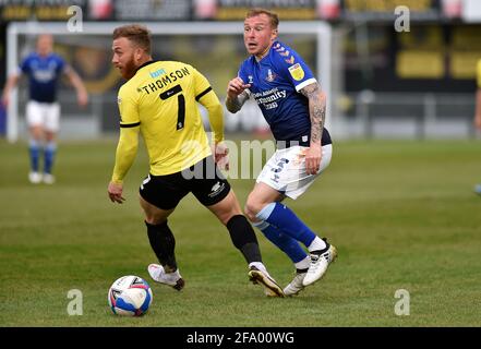 HARROGATE, ENGLAND. APRIL. Oldham Athletic's Nicky Adams tuselt mit George Thomson von Harrogate Town während des Sky Bet League 2-Spiels zwischen Harrogate Town und Oldham Athletic in Wetherby Road, Harrogate am Dienstag, den 20. April 2021. (Kredit: Eddie Garvey) Kredit: MI Nachrichten & Sport /Alamy Live Nachrichten Stockfoto